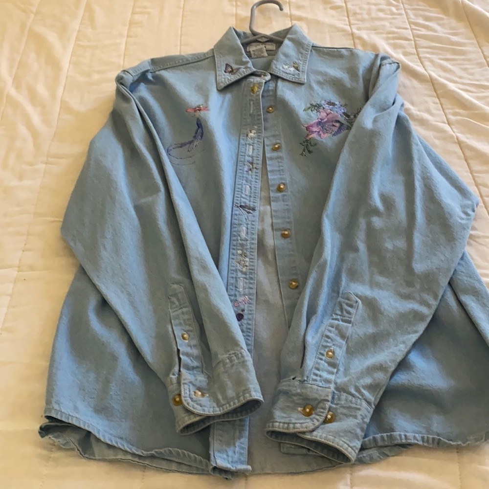 Women’s shirt white blue white floral patterns I’m back in front size large